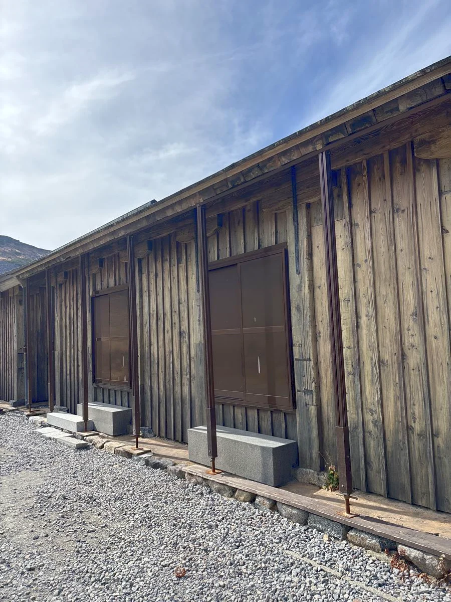 室堂平に建つ木造の山小屋の外壁
