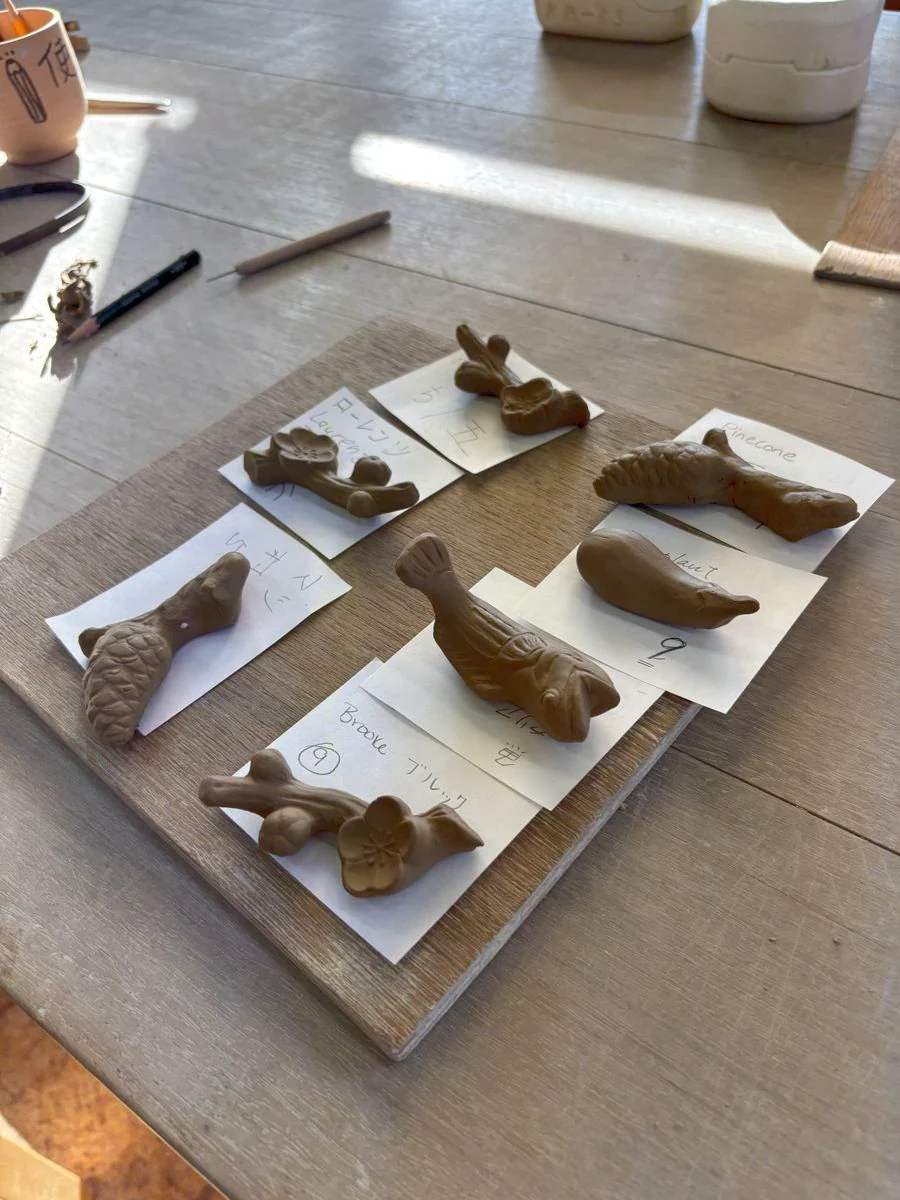 板の上に並んだ、焼く前の手作りの箸置き