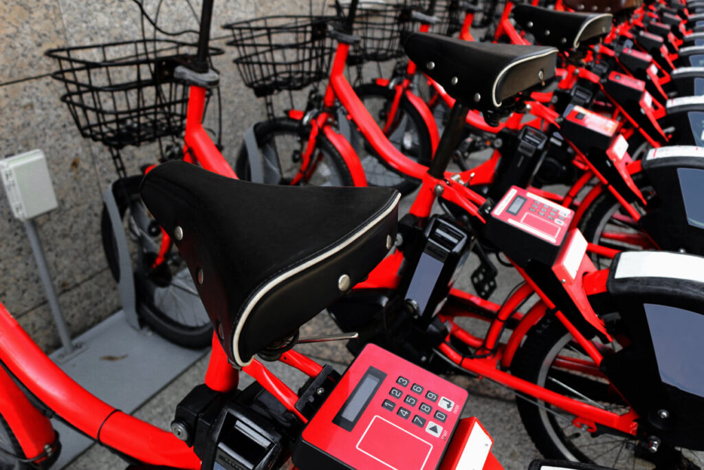 シェアサイクル用の赤い自転車