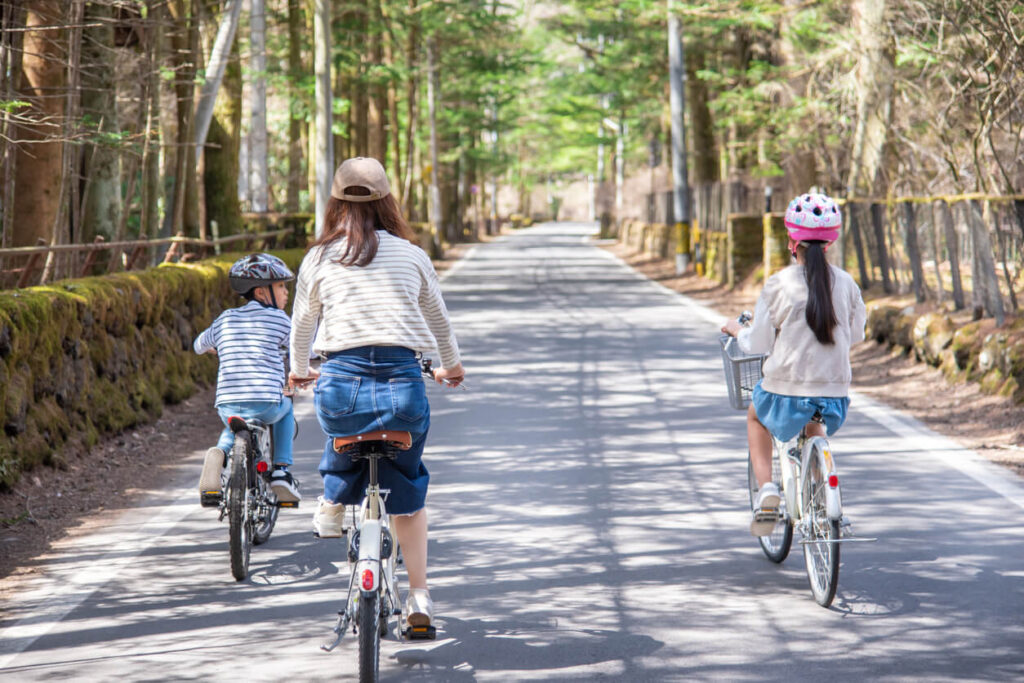 サイクリングを楽しむ家族