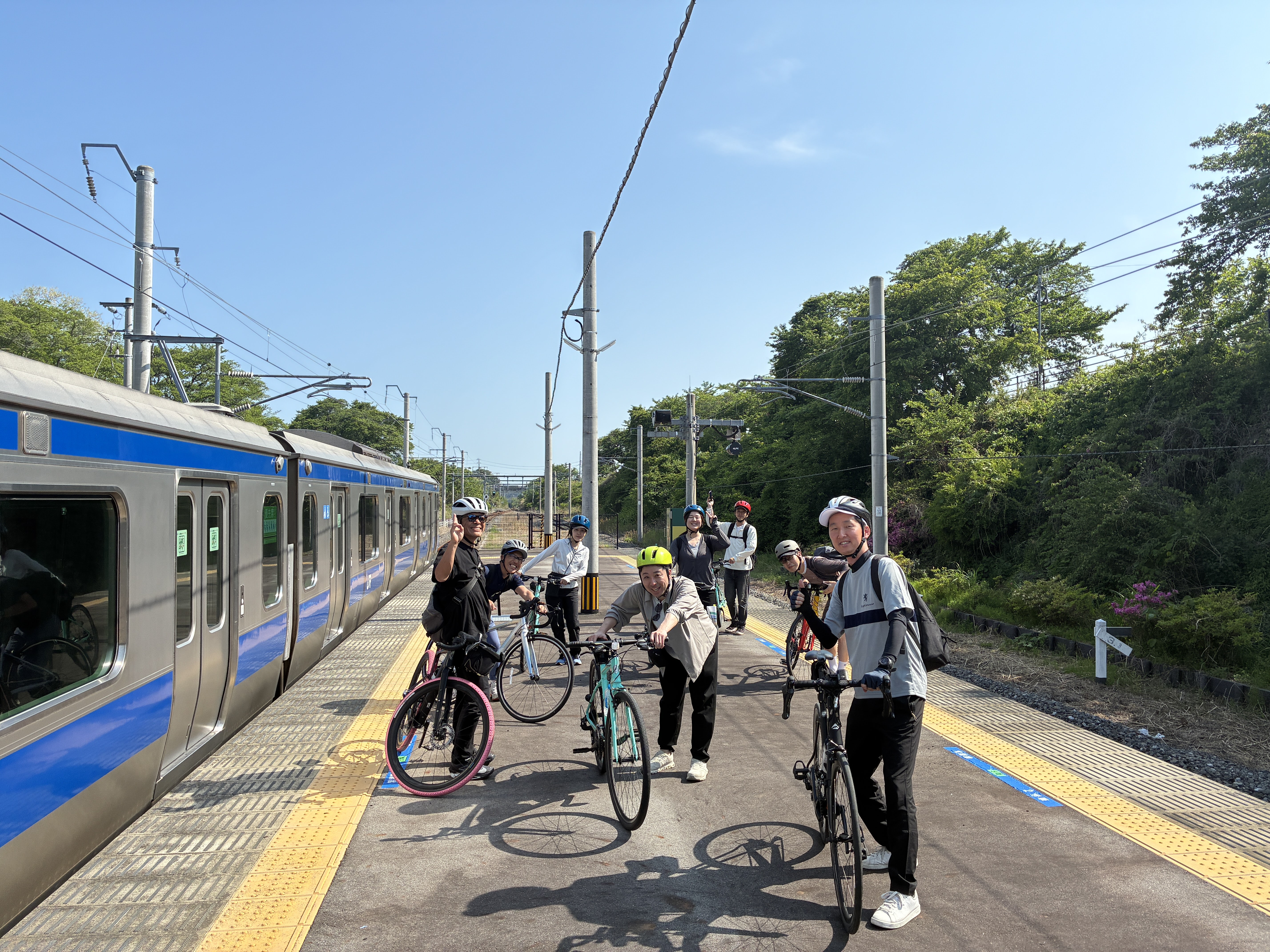 常磐線浜通りサイクルトレインの前で笑顔で写真撮影