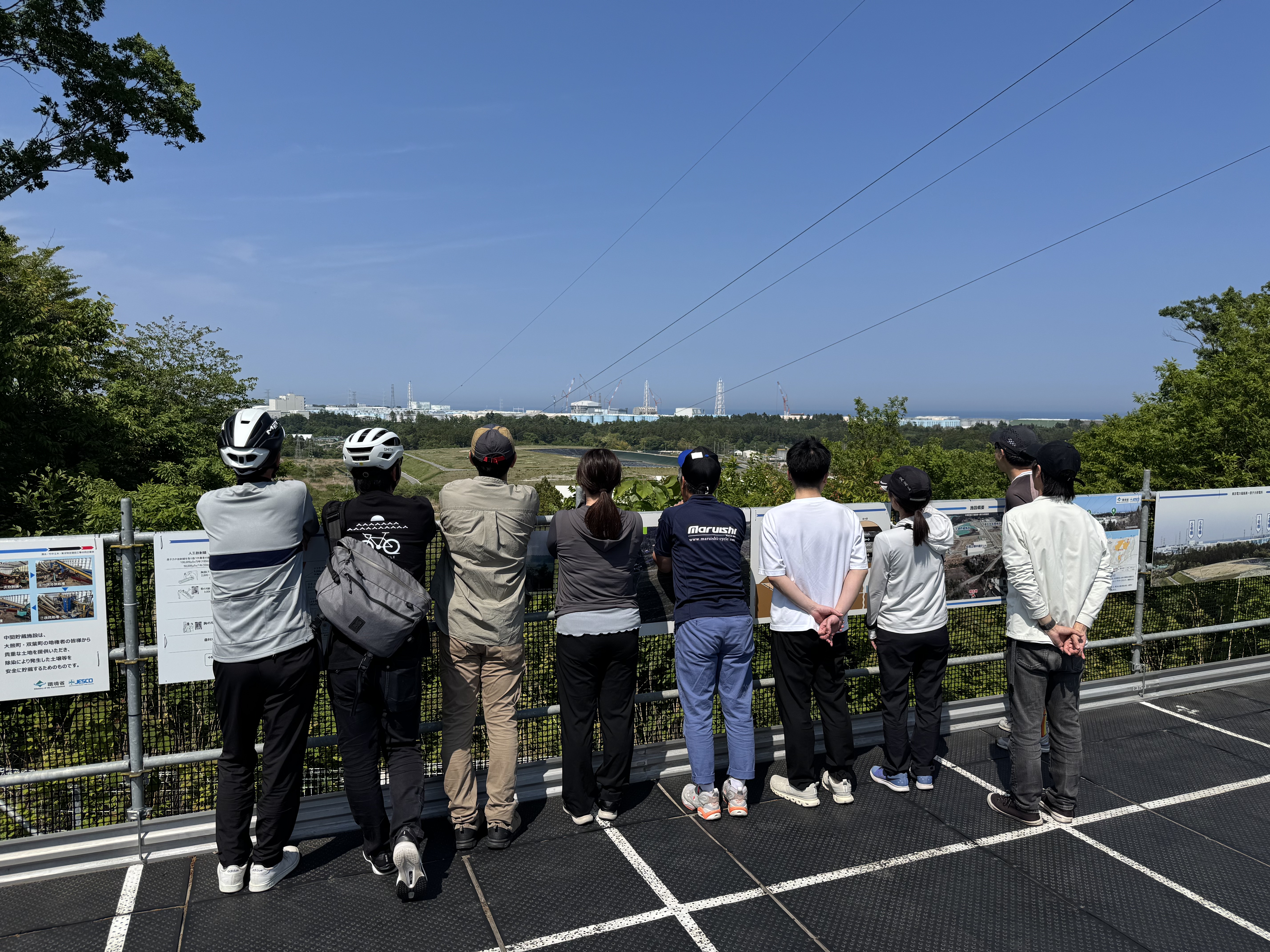 中間貯蔵施設の見学で復興の現状を見つめる参加者