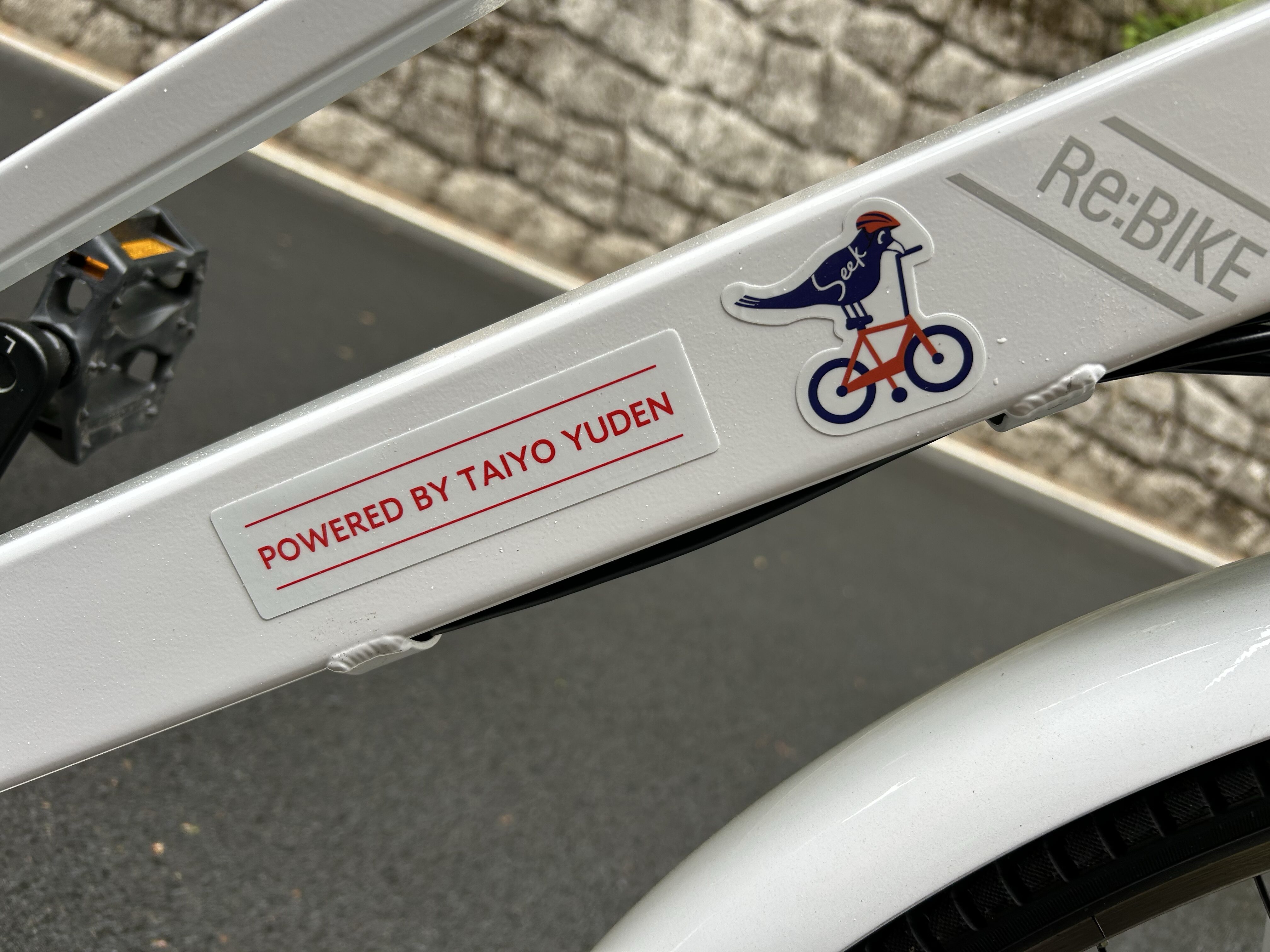 Re:BIKEの車体に貼られた太陽誘電とSEEKCROWのステッカー