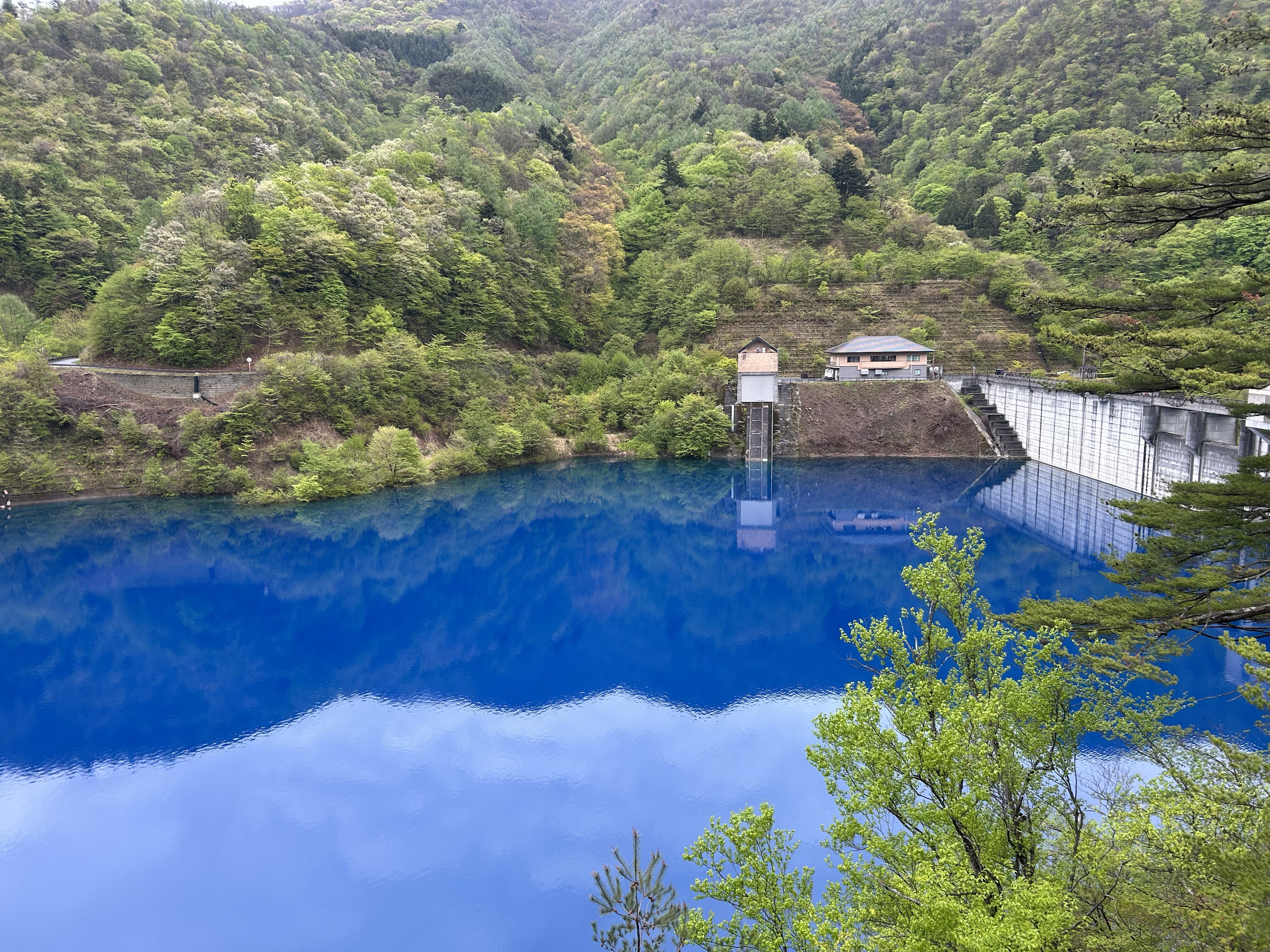 奥四万湖の美しいブルーと自然の景色