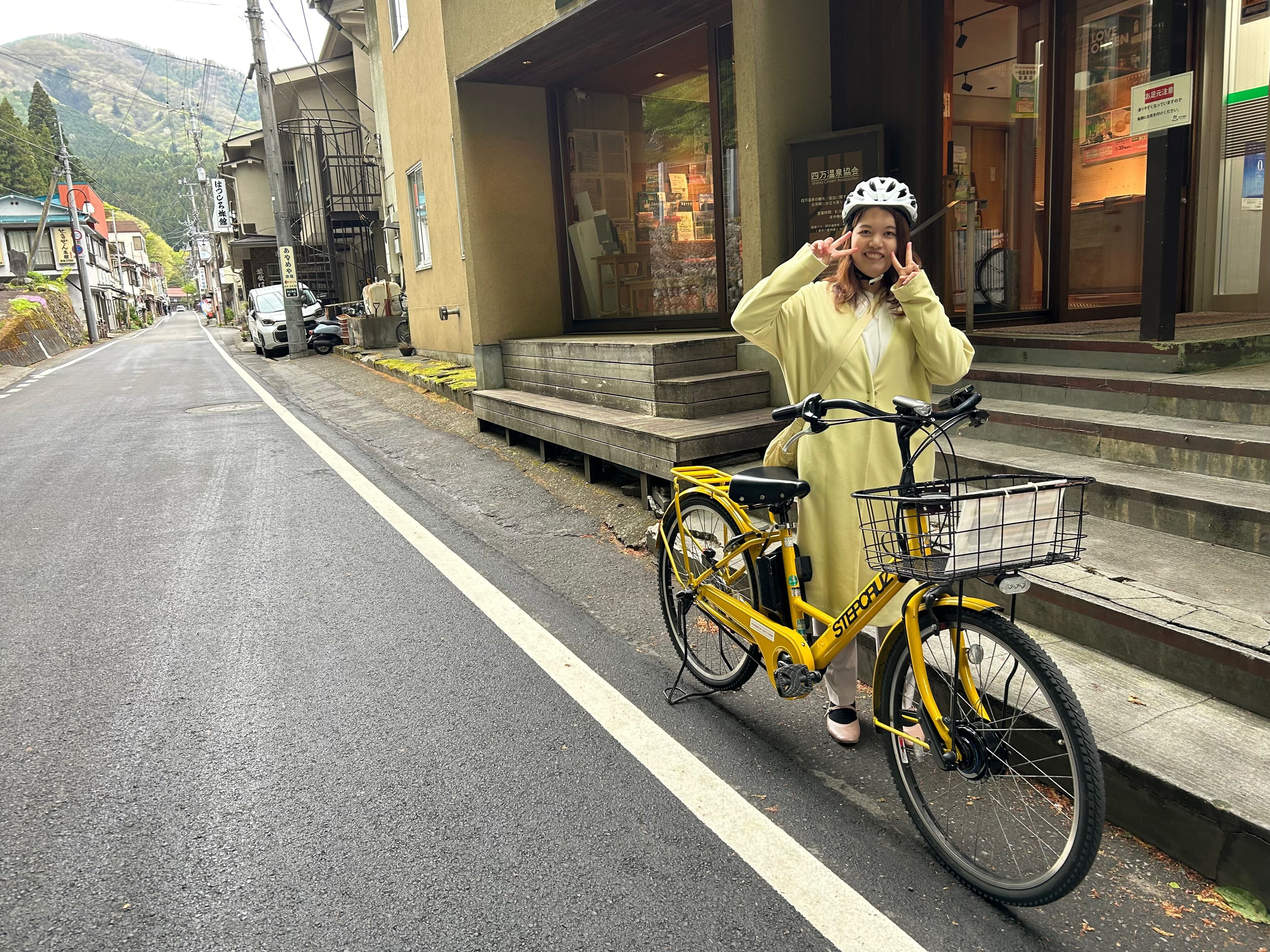 四万温泉協会前で四万チャリと一緒に撮影したスタッフ