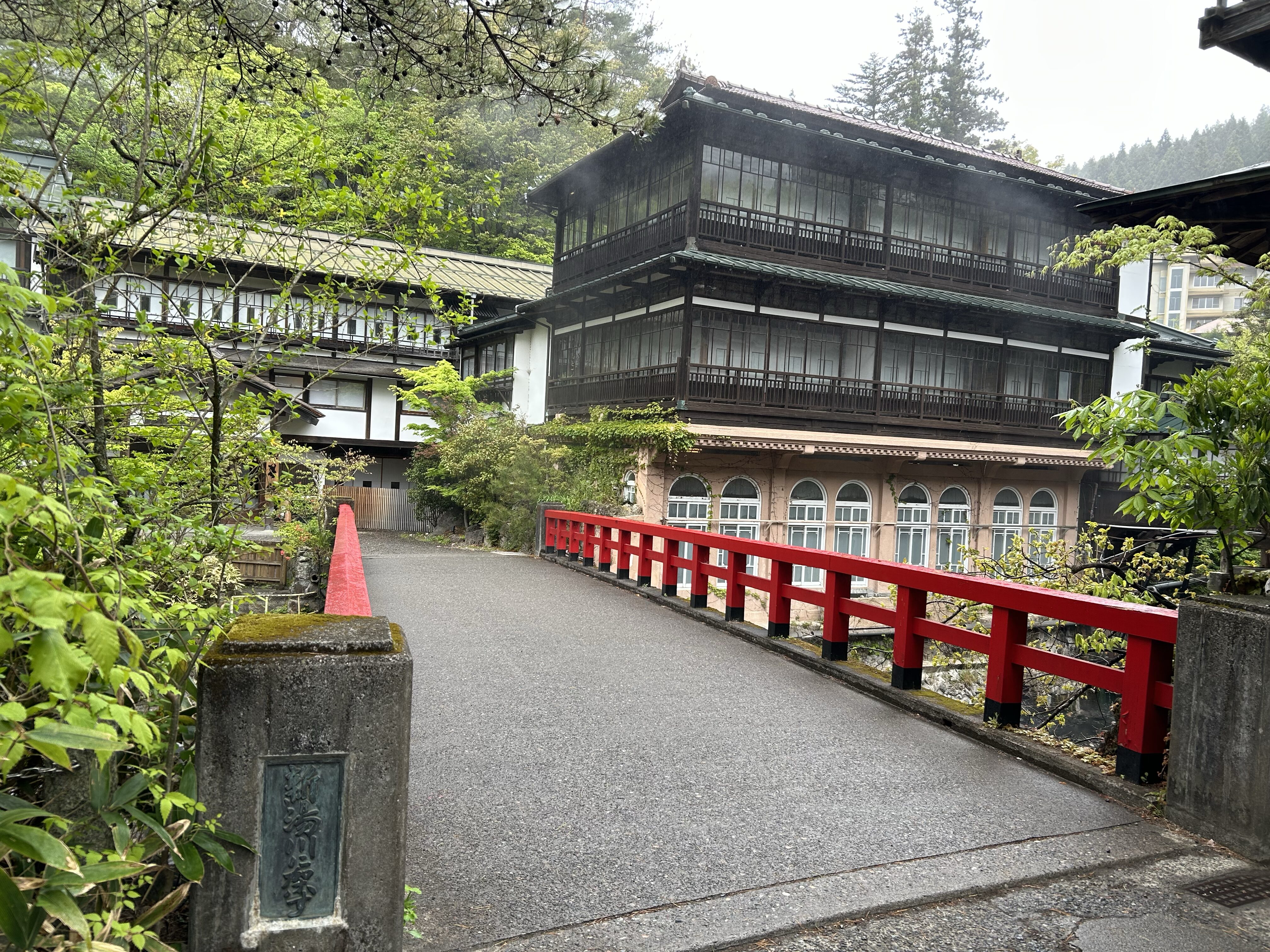 四万温泉の積善館前にある赤い橋と歴史ある建物