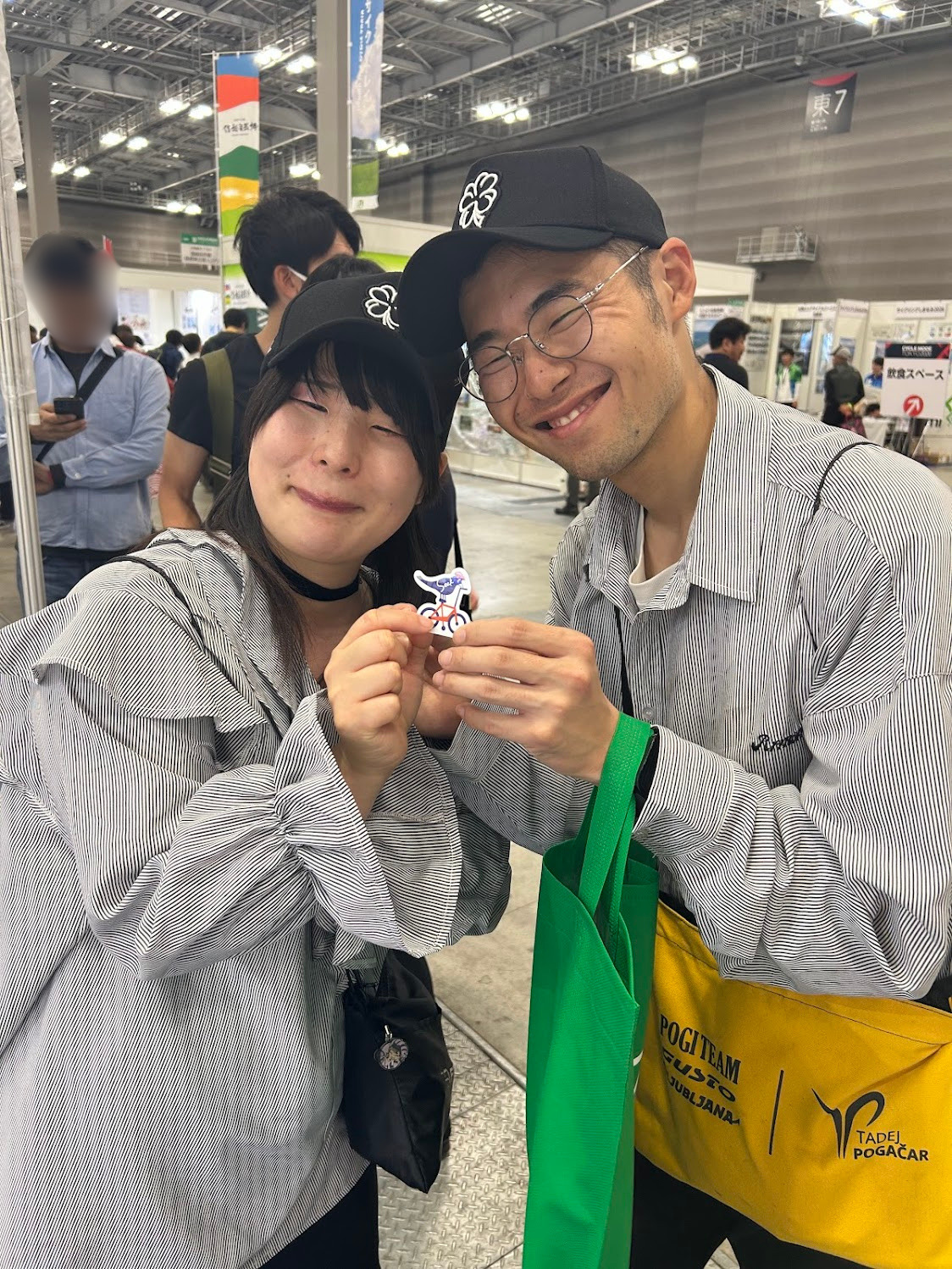 ステッカーを獲得して笑顔のお客様