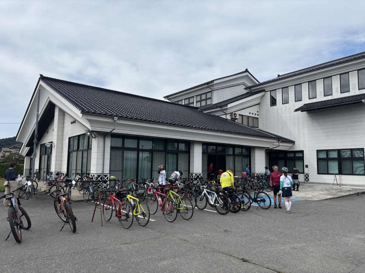 エイドの建物の前にずらりと並ぶ参加者の自転車