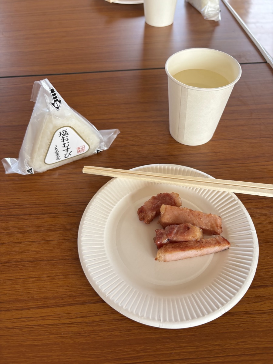 JAあまるめの塩おむすびと紙コップの飲み物、紙皿に盛られた補給食
