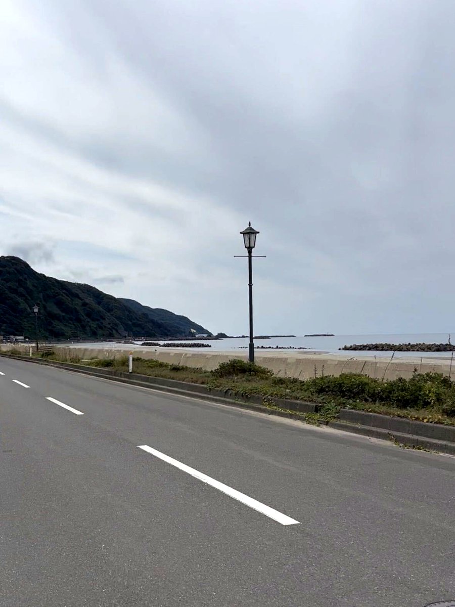 砂浜と日本海が広がる海沿いの道