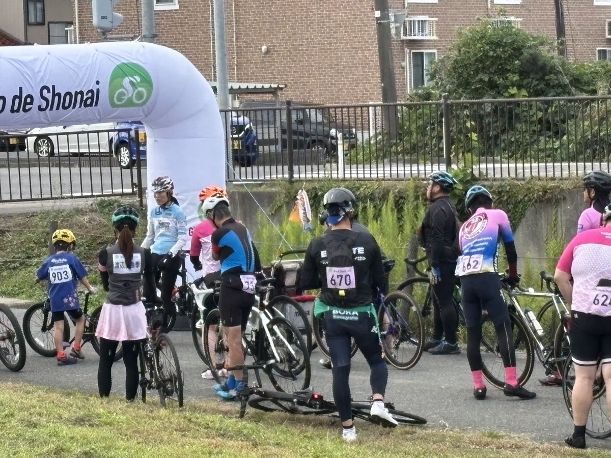 45kmコースのスタート前、ゲートの横で準備する子どもを含む参加者