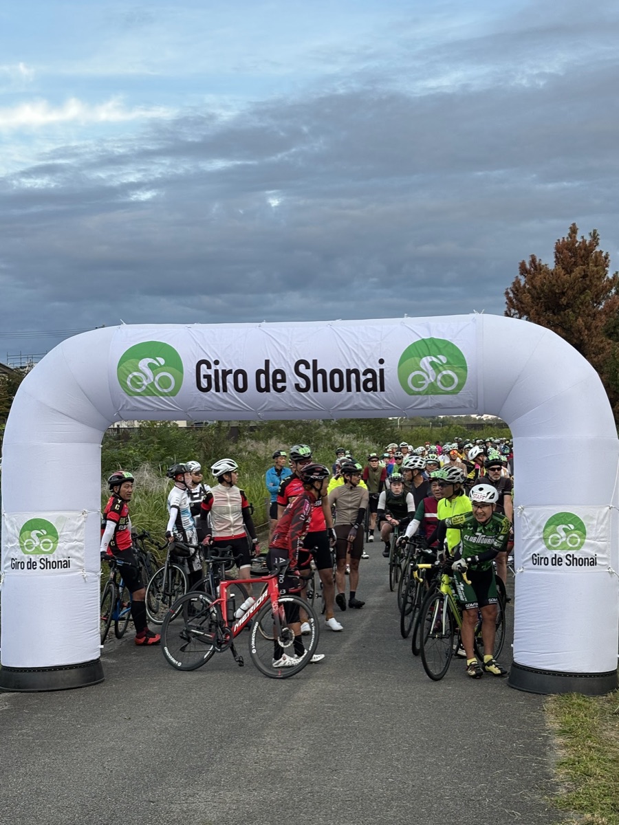 Giro de Shonaiのスタートゲートに並ぶロードバイクの参加者