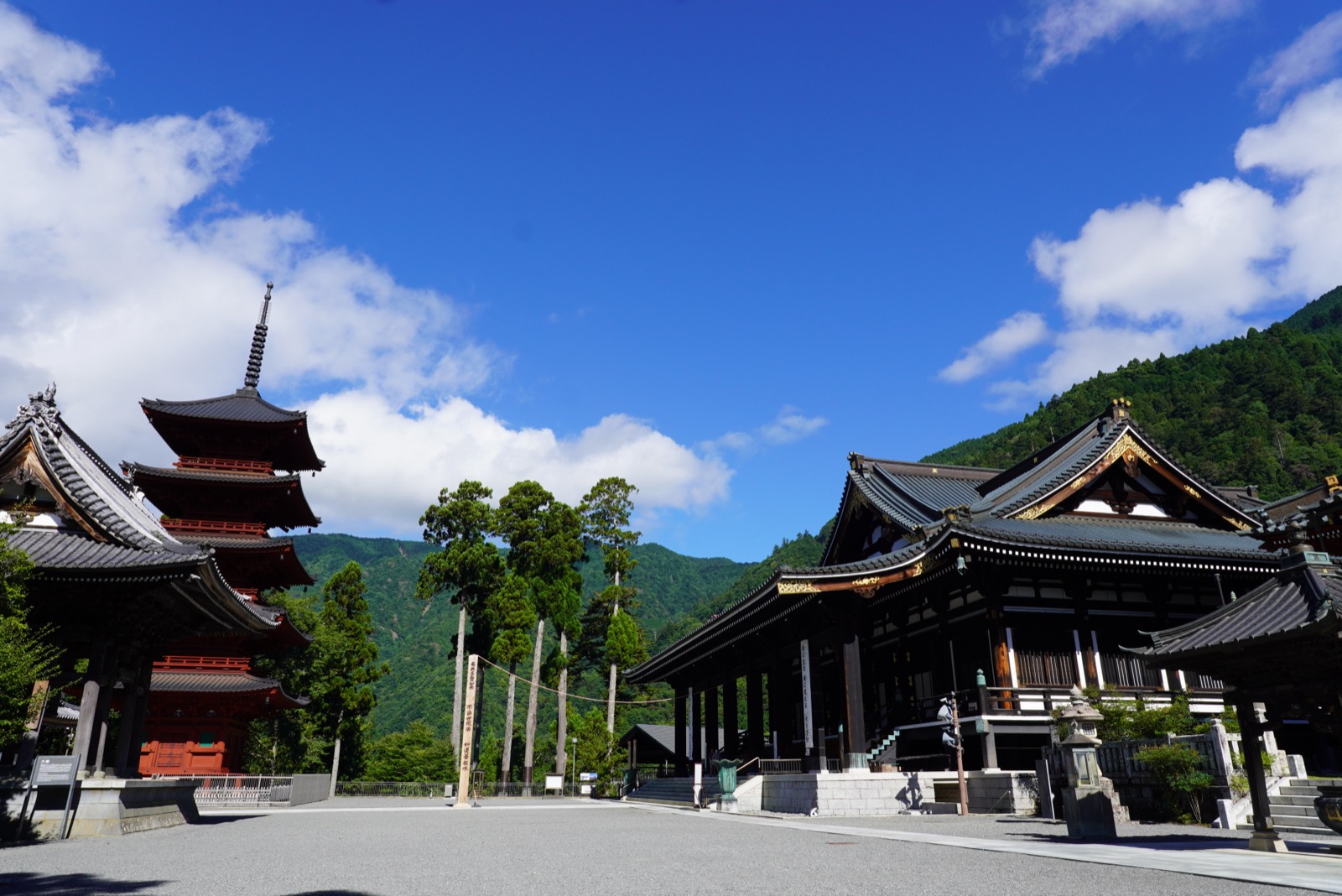 身延山久遠寺の五重塔と本堂