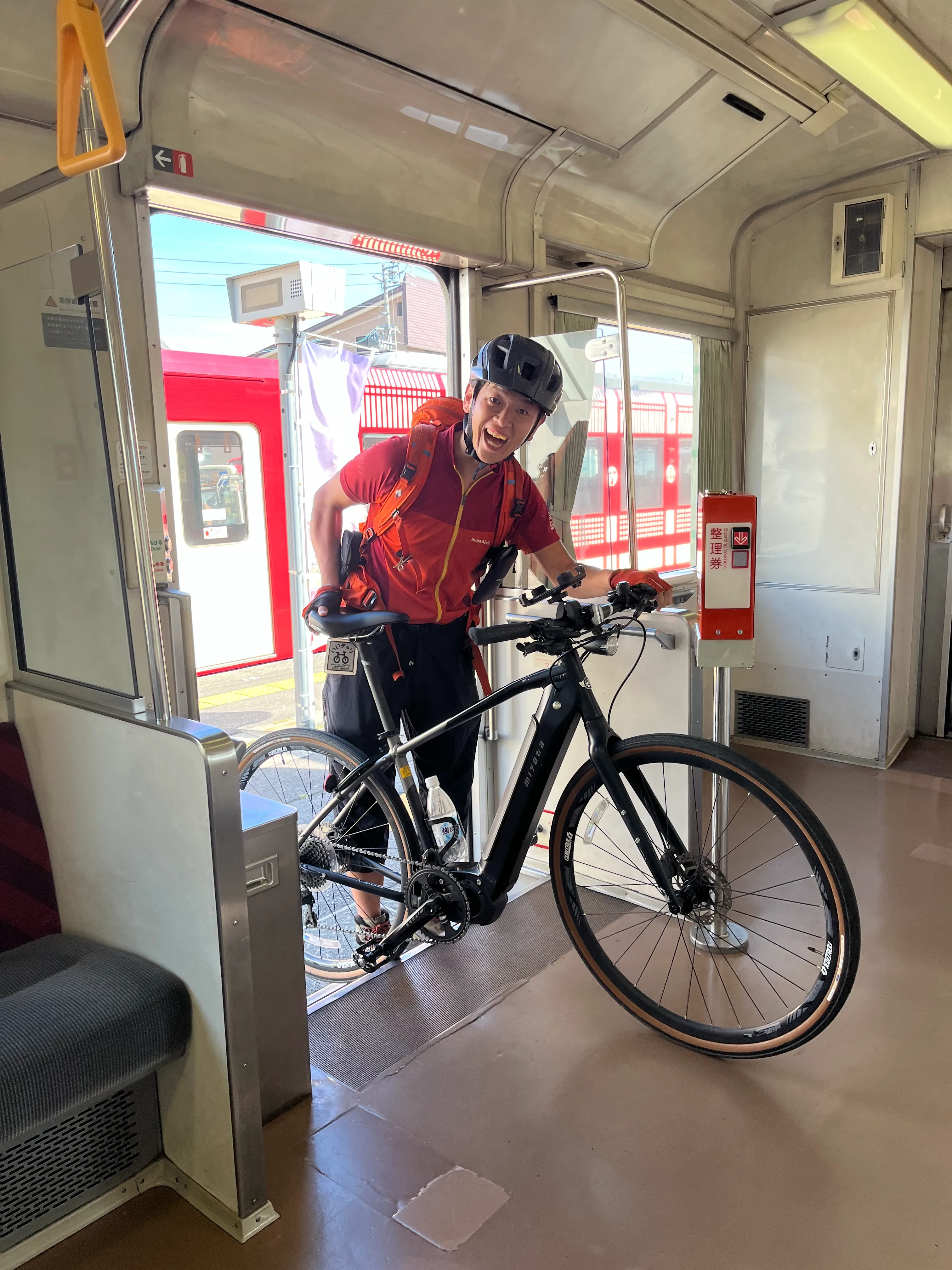 飯山線の列車に自転車を持ち込む参加者