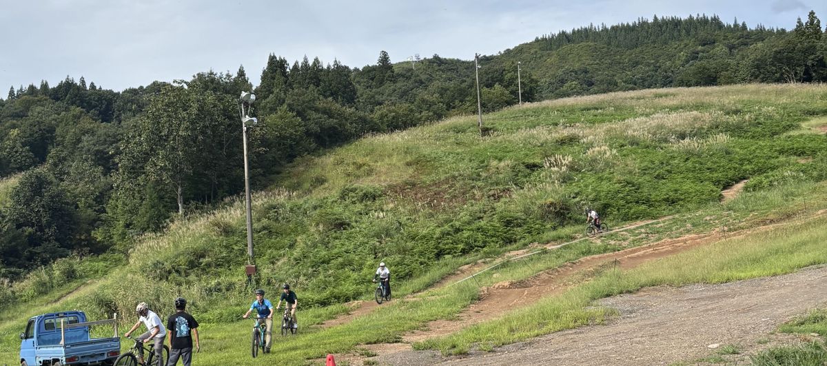 八海山麓マウンテンバイクパークのダウンヒルコースを下る参加者