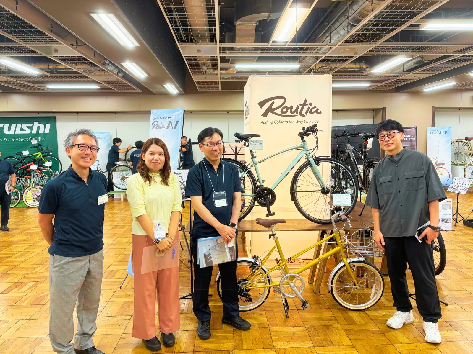 丸石サイクル2027年モデル新車発表会で撮影した丸石サイクルとイー・フォース関係者の集合写真